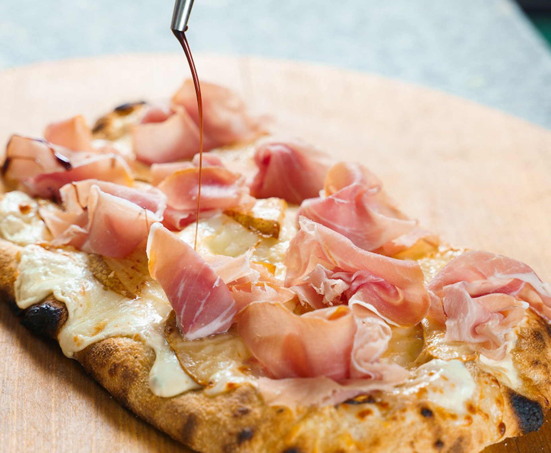 Servizio al Ristorante Lou Tchappe a Lillaz, frazione di Cogne